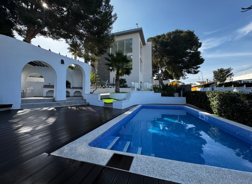 Amplio chalet de 6 dormitorios en Torrevieja con piscina privada