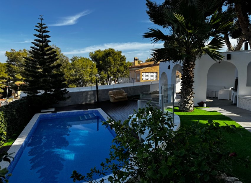 Amplio chalet de 6 dormitorios en Torrevieja con piscina privada