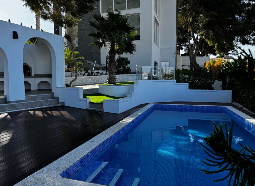 Amplio chalet de 6 dormitorios en Torrevieja con piscina privada