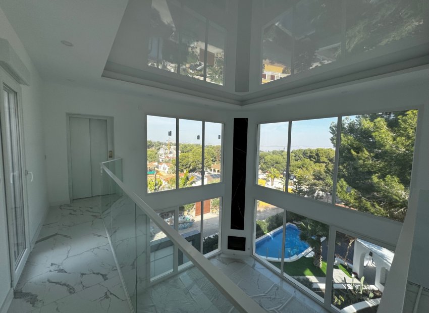 Amplio chalet de 6 dormitorios en Torrevieja con piscina privada