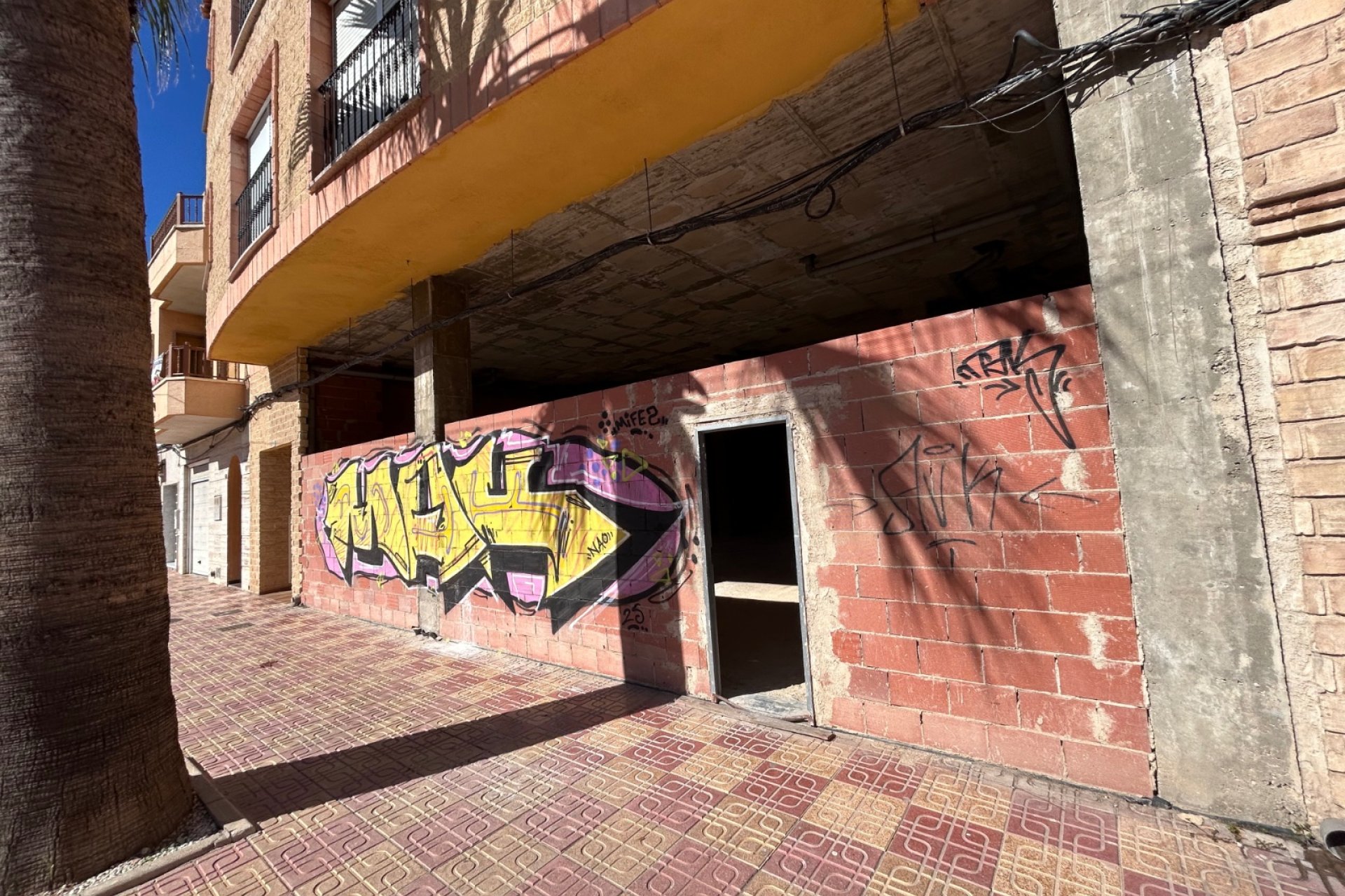 Amplio local comercial en venta en Jacarilla, ubicación privilegiada y oportunidad de inversión