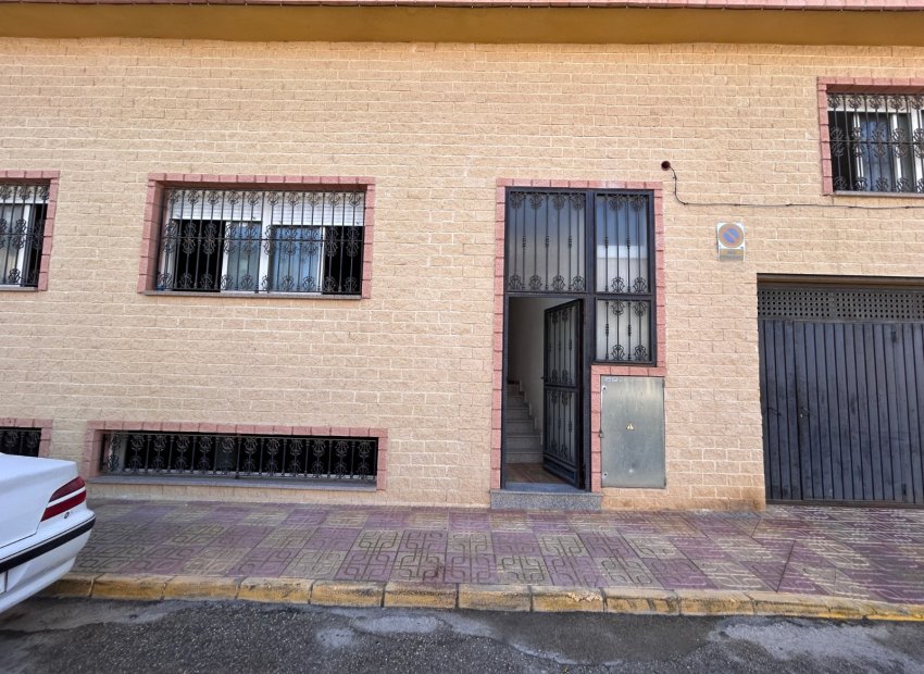 Amplio local comercial en venta en Jacarilla, ubicación privilegiada y oportunidad de inversión