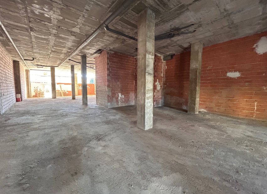 Amplio local comercial en venta en Jacarilla, ubicación privilegiada y oportunidad de inversión