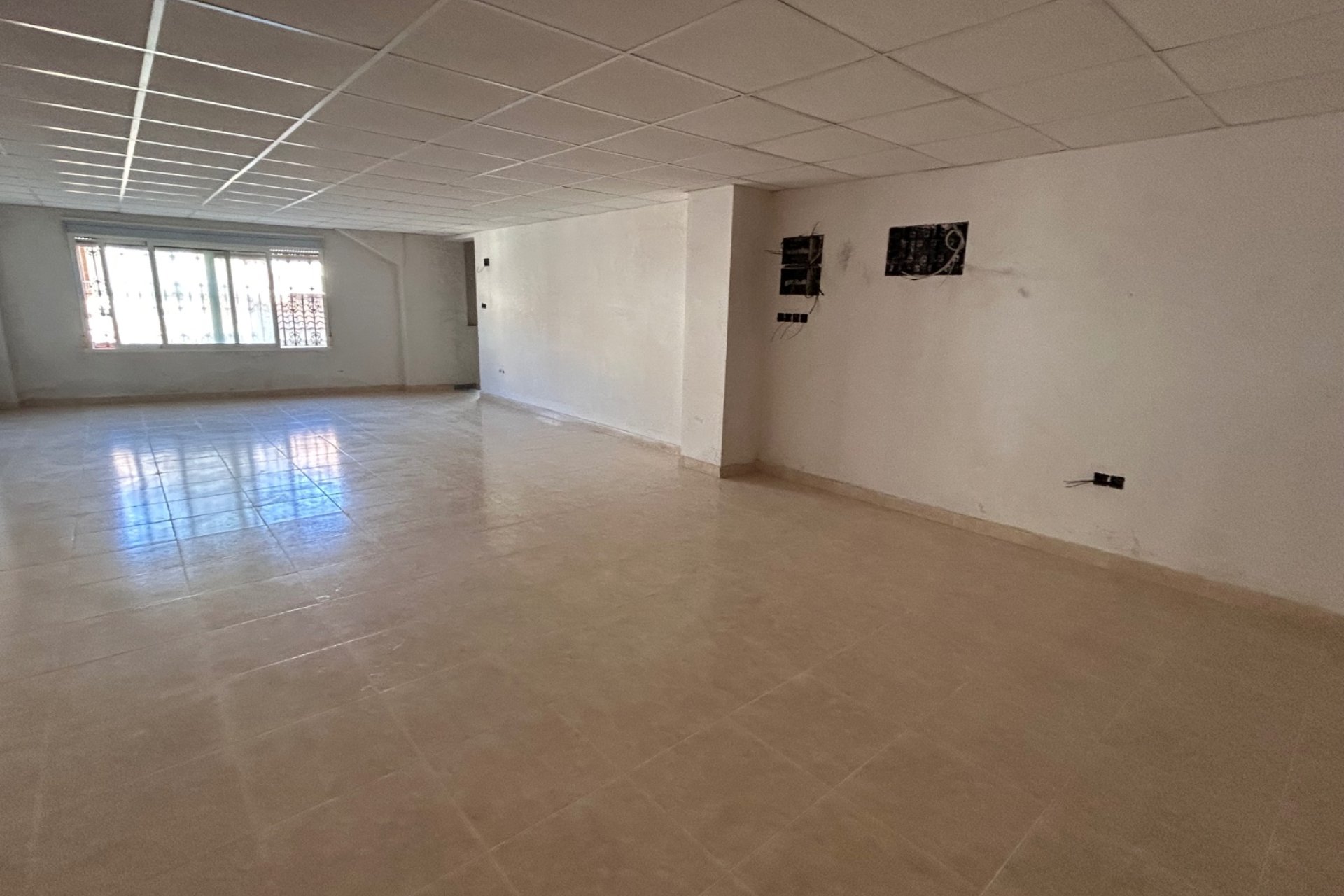 Amplio local comercial en venta en Jacarilla, ubicación privilegiada y oportunidad de inversión