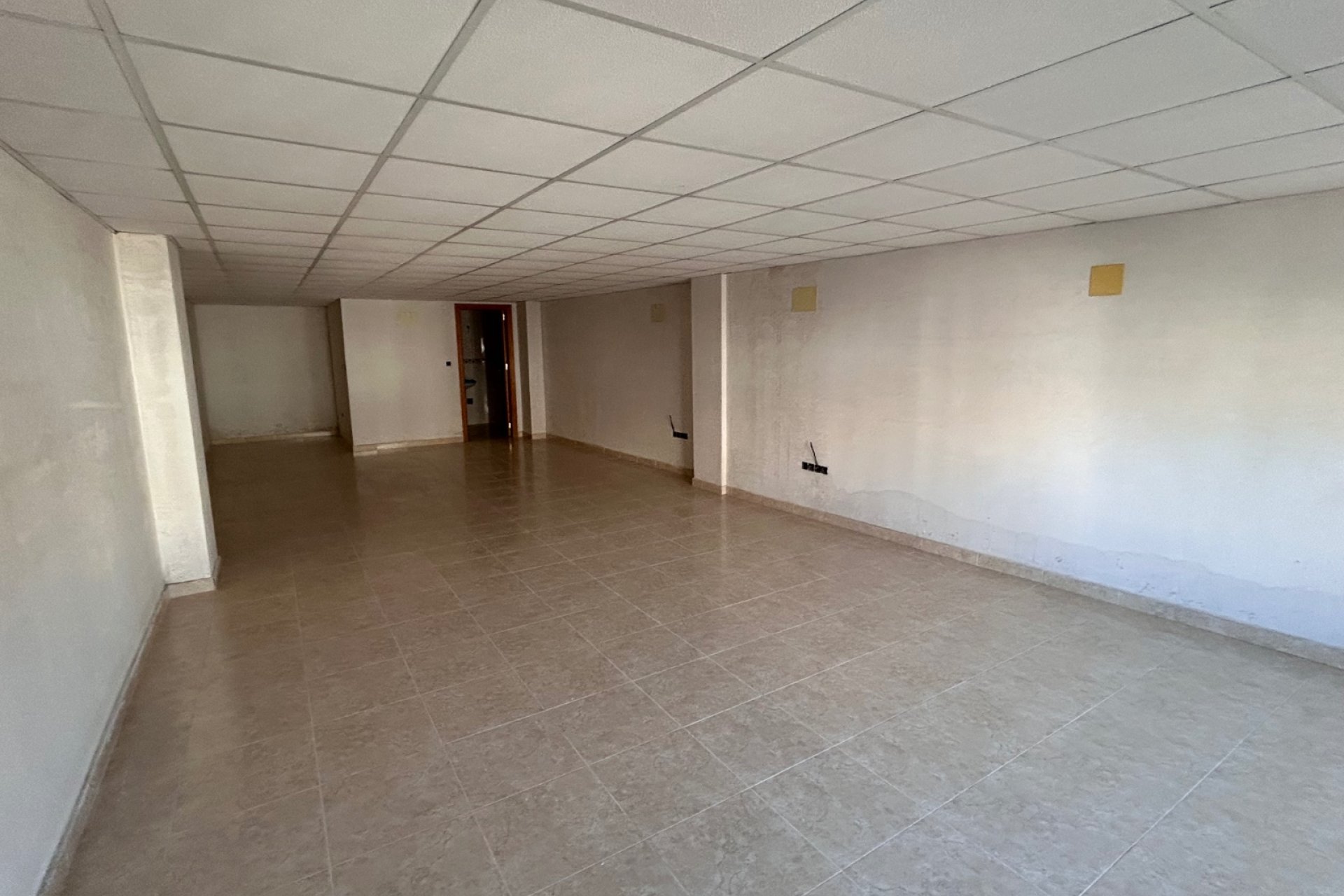 Amplio local comercial en venta en Jacarilla, ubicación privilegiada y oportunidad de inversión