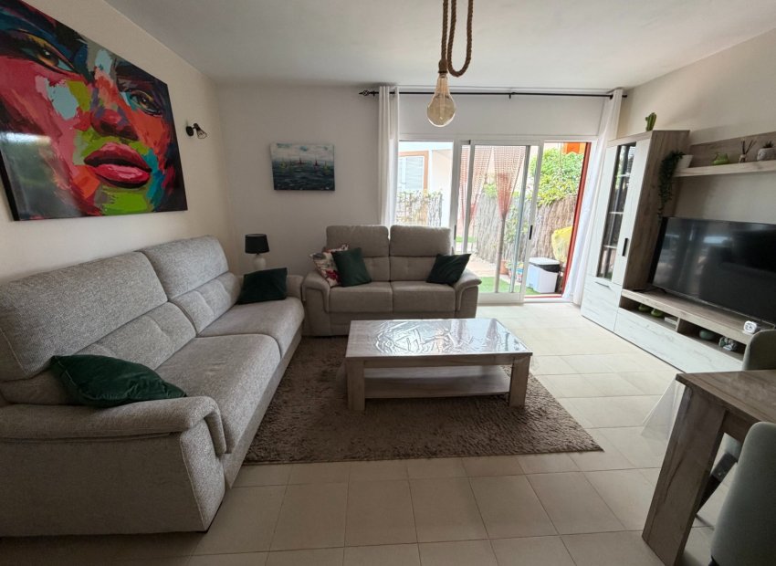 Amplio piso de 3 dormitorios en Orihuela con piscina