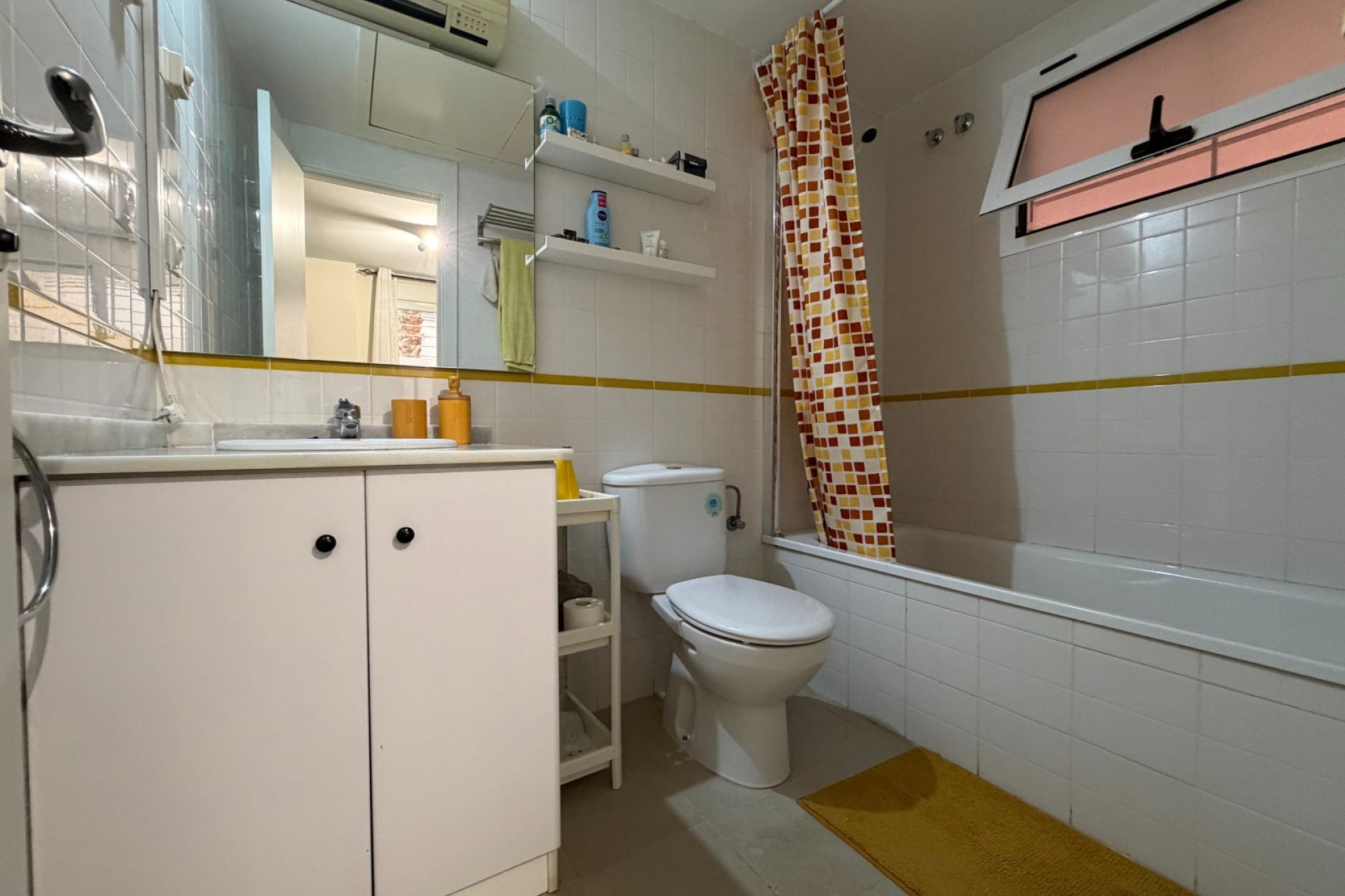 Amplio piso de 3 dormitorios en Orihuela con piscina