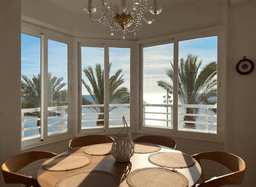 Amplio piso en Torrevieja con 4 dormitorios, 2 baños, listo para entrar a vivir