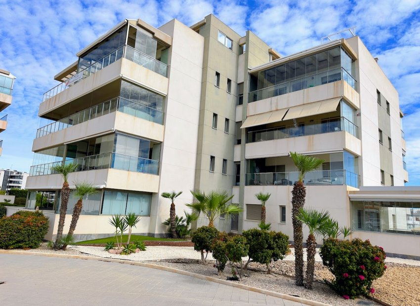Amplio y moderno apartamento con vistas al mar y equipamientos de lujo en Orihuela Costa