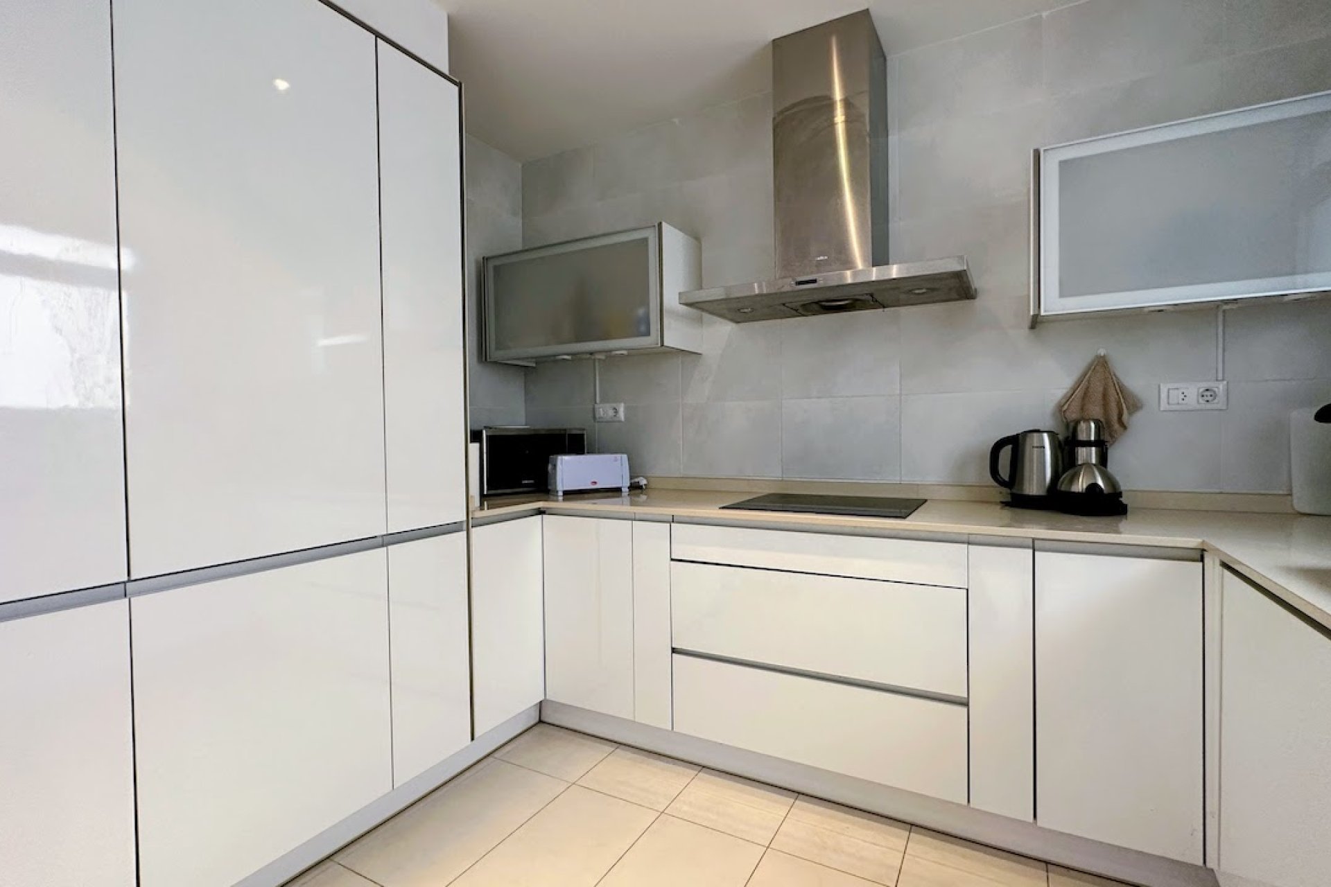 Amplio y moderno apartamento con vistas al mar y equipamientos de lujo en Orihuela Costa