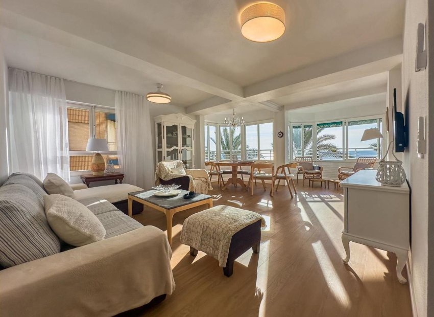 Apartamento de 3 dormitorios renovado y exclusivo con vistas al mar en Torrevieja