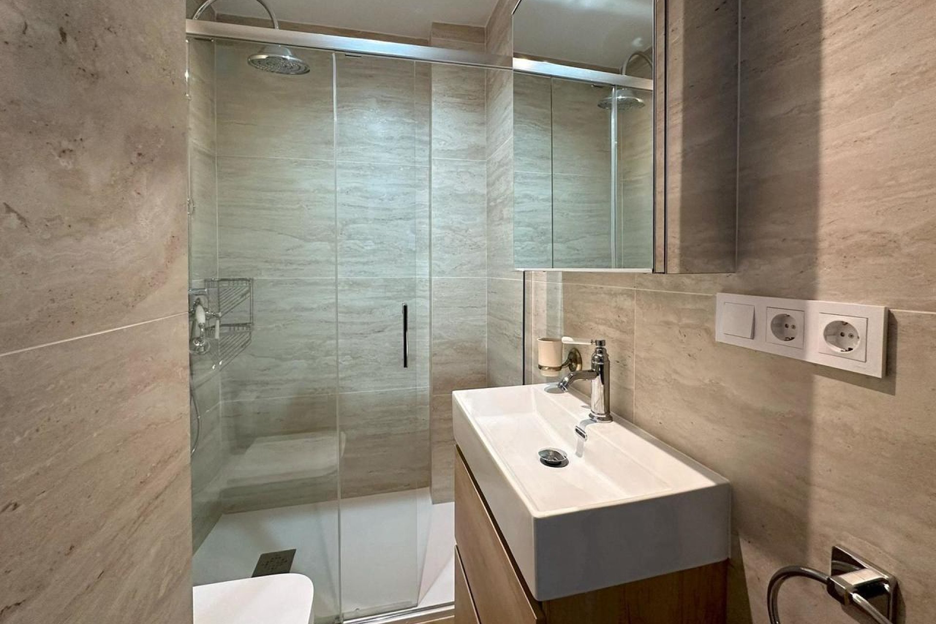 Apartamento de 3 dormitorios renovado y exclusivo con vistas al mar en Torrevieja