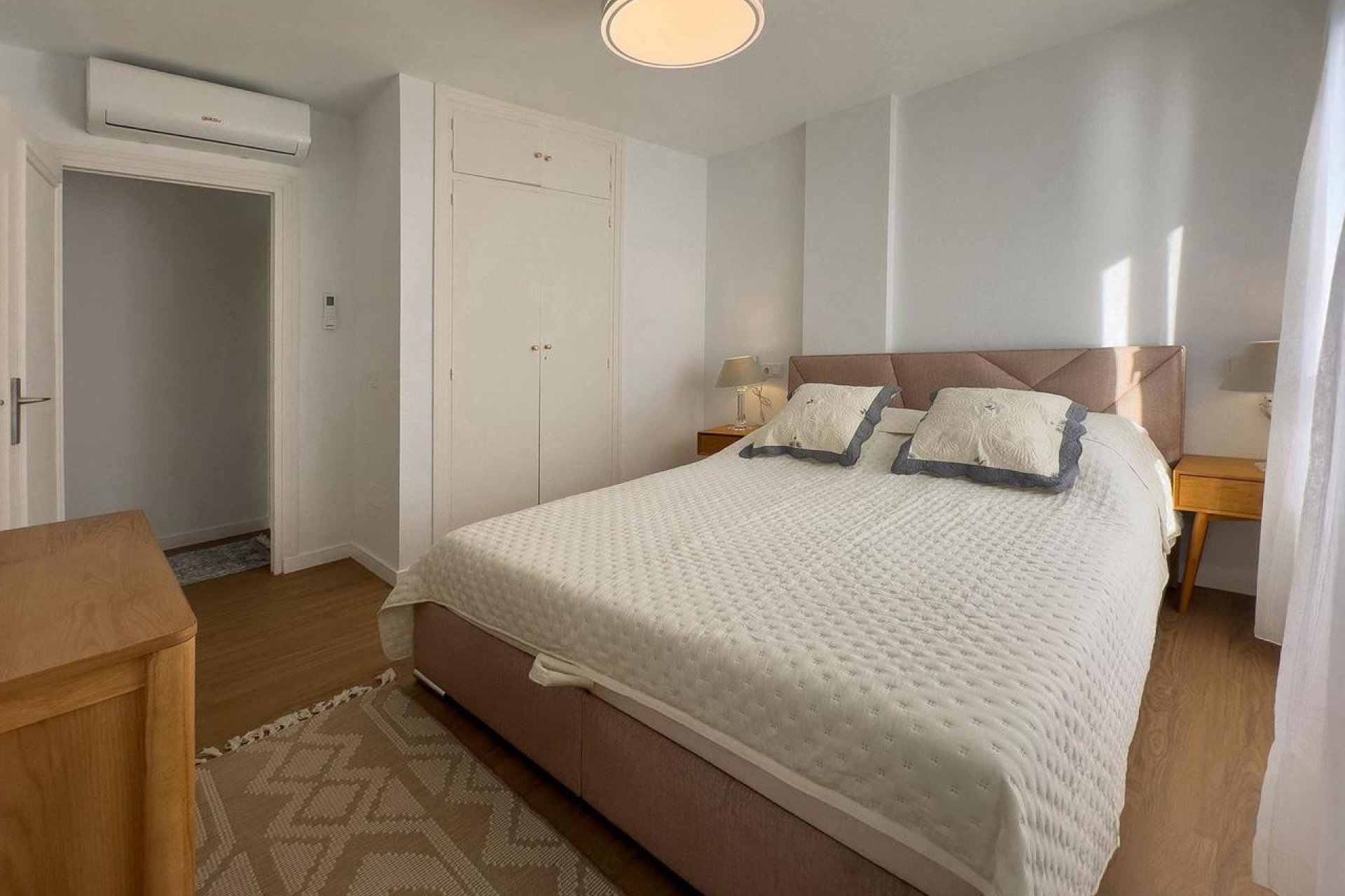 Apartamento de 3 dormitorios renovado y exclusivo con vistas al mar en Torrevieja
