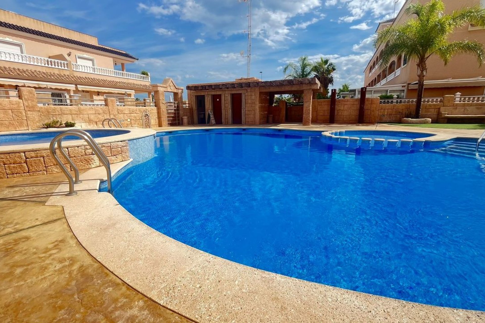 Apartamento de lujo de 3-4 dormitorios con amplia terraza y piscinas en Orihuela Costa