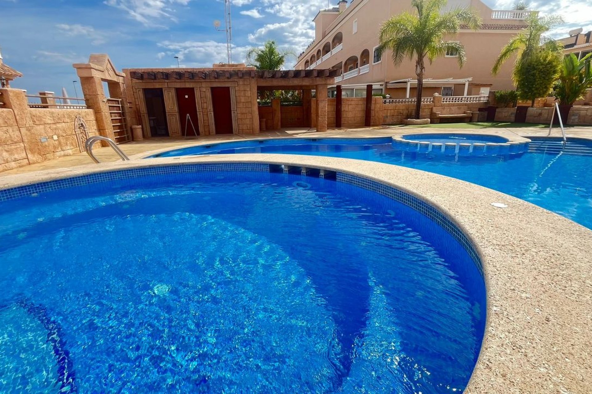 Apartamento de lujo de 3-4 dormitorios con amplia terraza y piscinas en Orihuela Costa