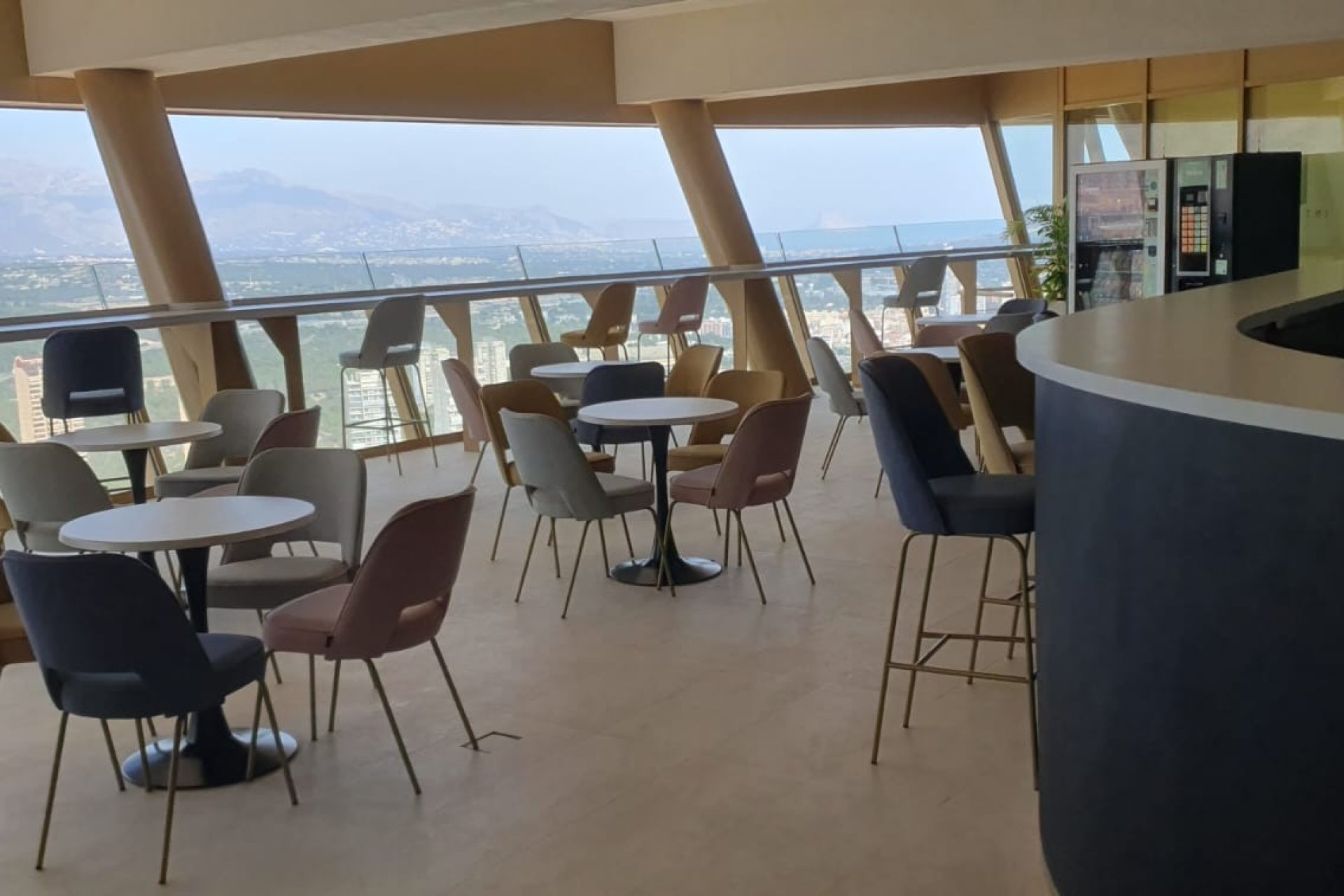 Apartamento de lujo en Intempo Benidorm con vistas panorámicas al mar y servicios