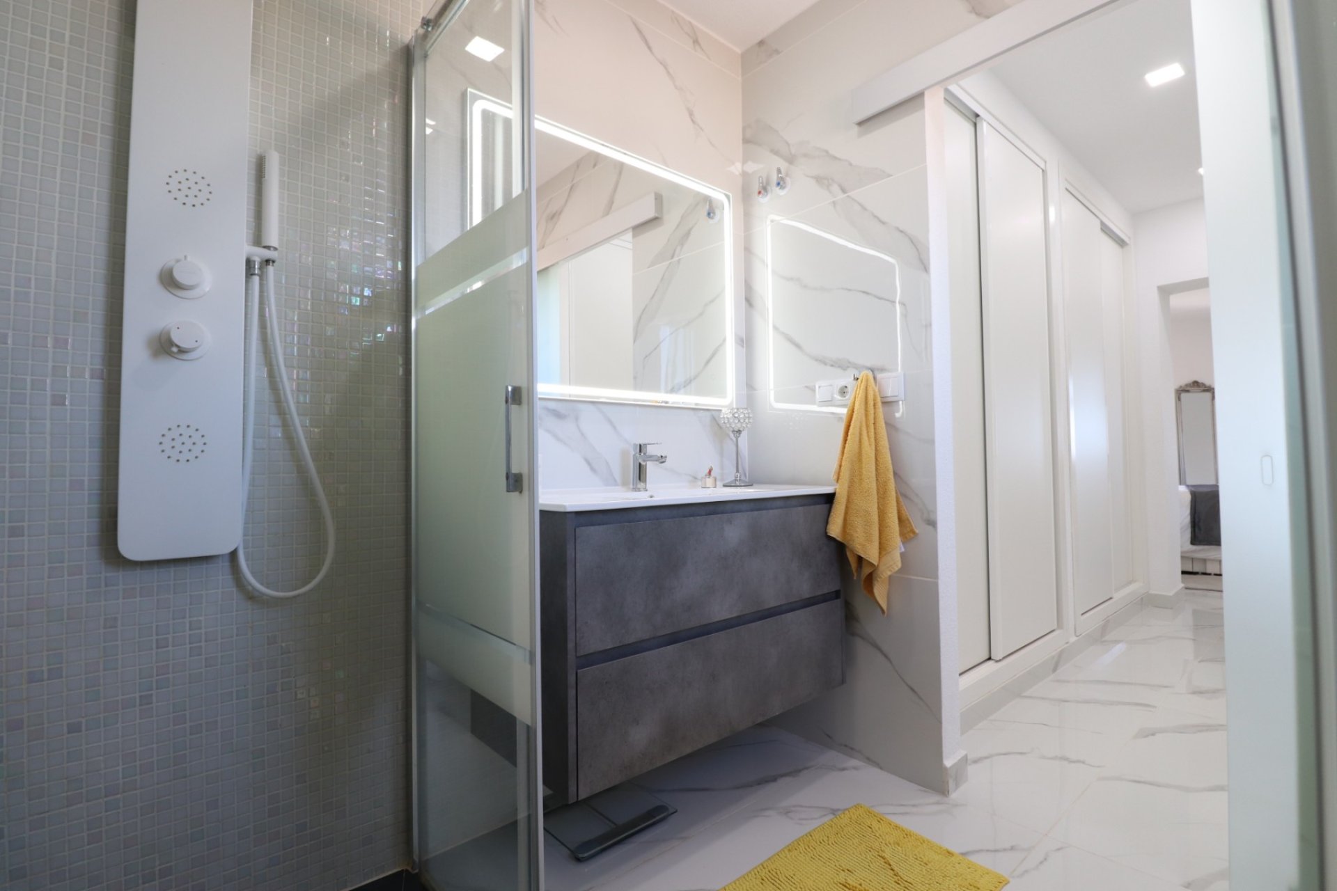 Apartamento de lujo en Intempo Benidorm con vistas panorámicas al mar y servicios