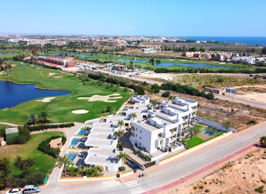 Apartamento de nueva construcción con vistas al mar en Los Alcázares, cerca del campo de golf y la playa