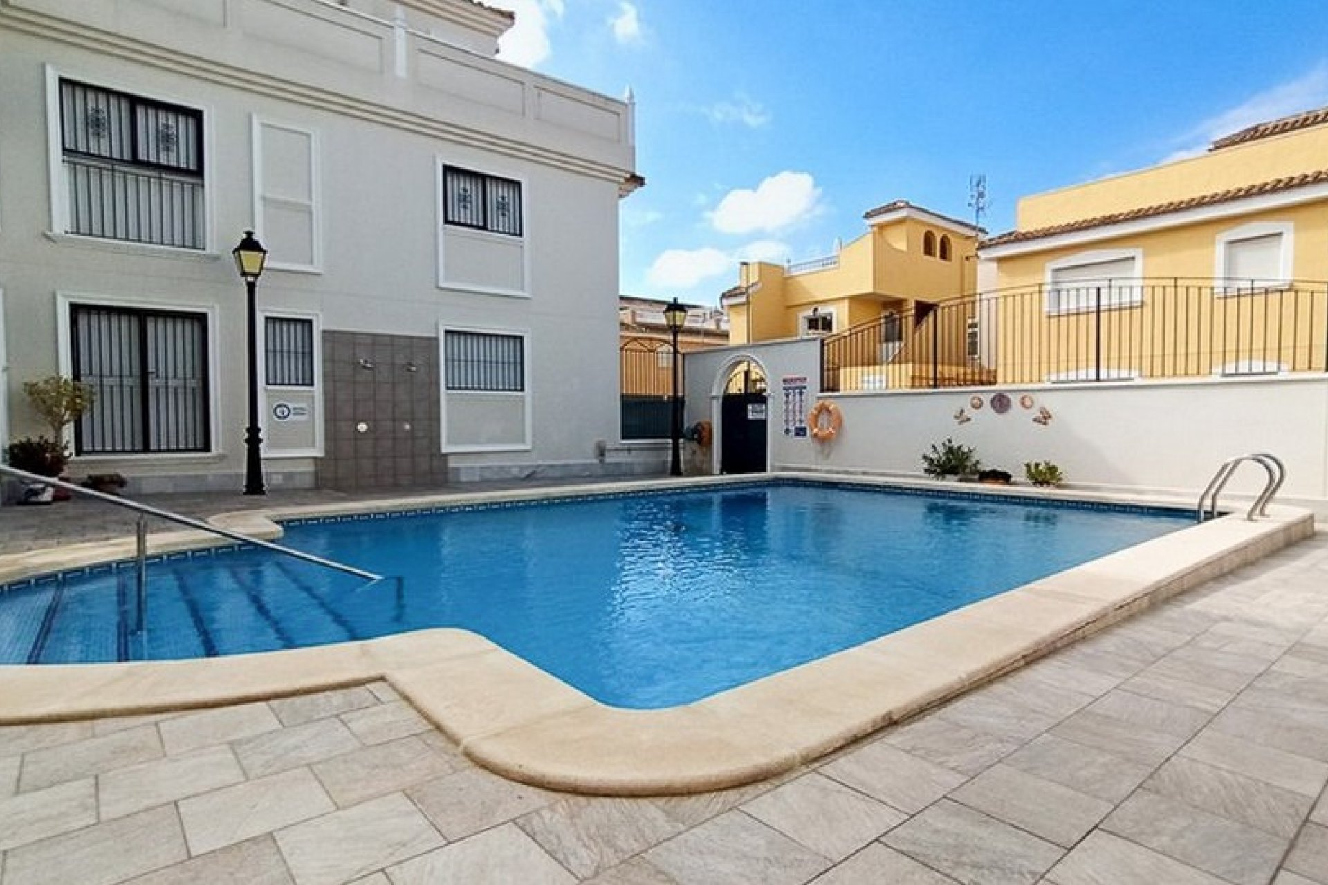 Apartamento de planta baja con 2 dormitorios, piscina y garaje en Formentera del Segura
