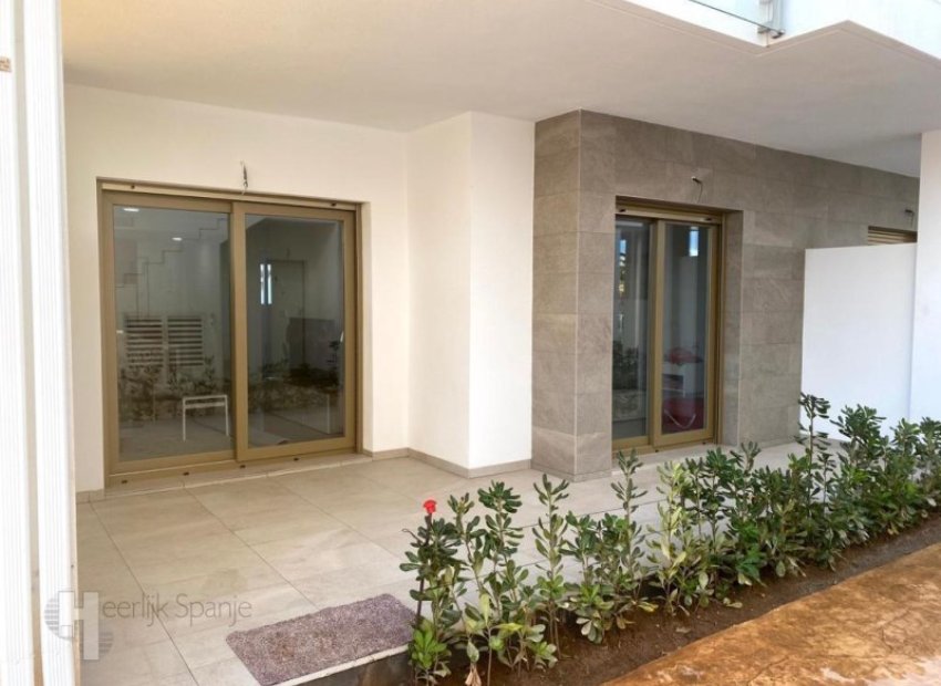Apartamento en planta baja con 2 dormitorios, terraza y piscina en Pilar de la Horadada