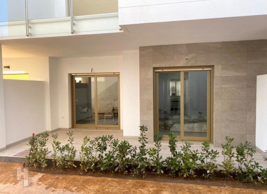 Apartamento en planta baja con 2 dormitorios, terraza y piscina en Pilar de la Horadada