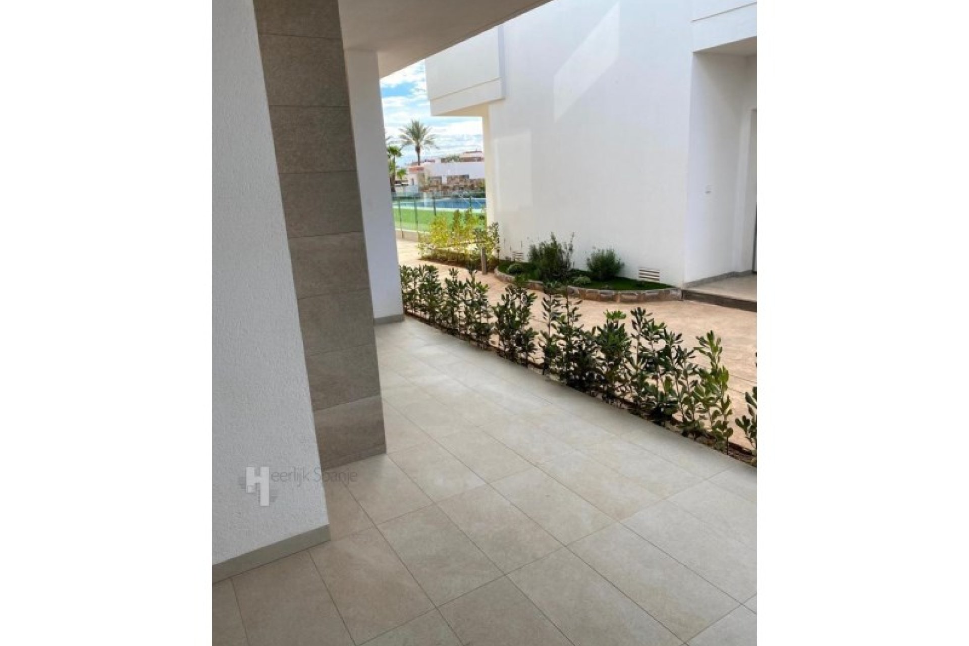 Apartamento en planta baja con 2 dormitorios, terraza y piscina en Pilar de la Horadada