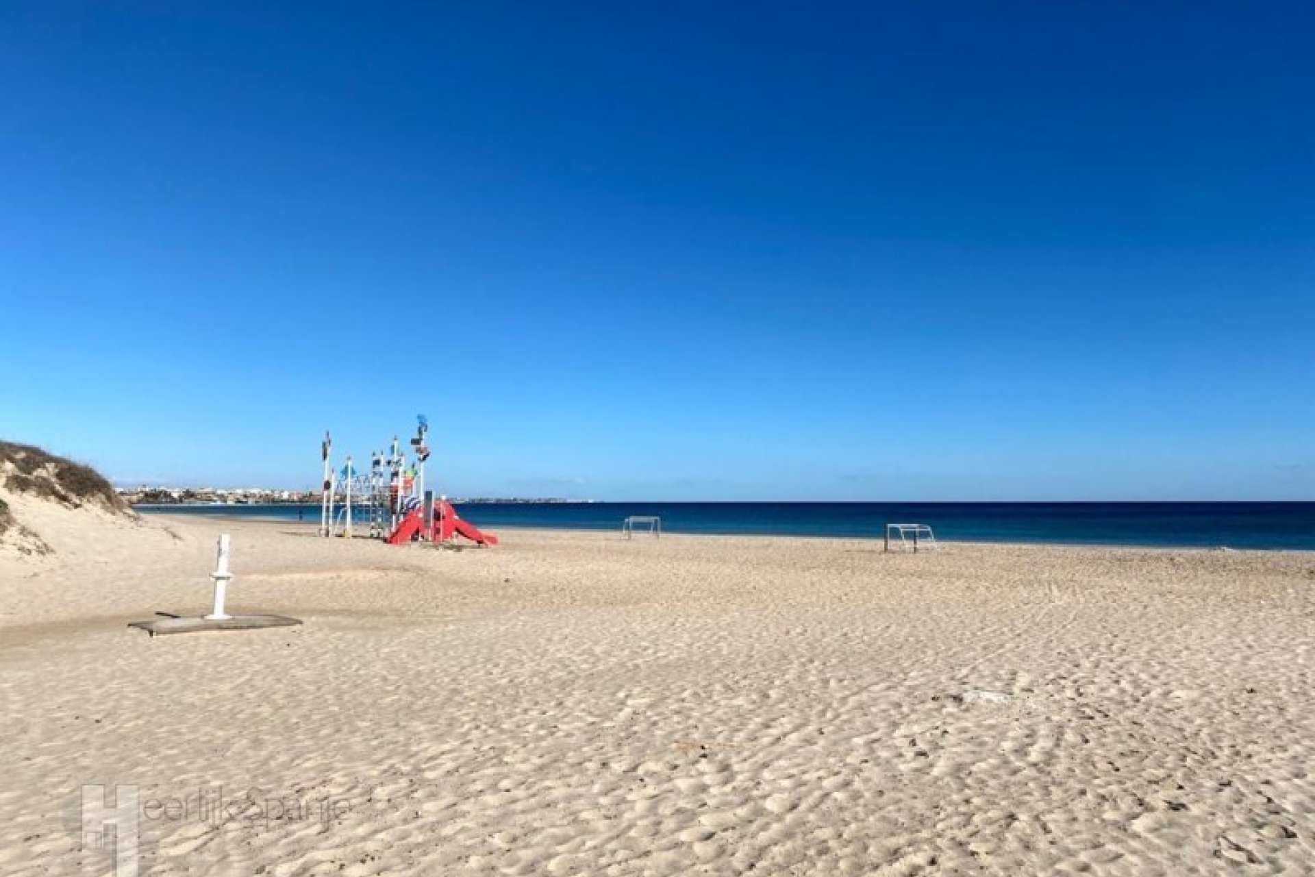 Apartamento en planta baja con 2 dormitorios, terraza y piscina en Pilar de la Horadada