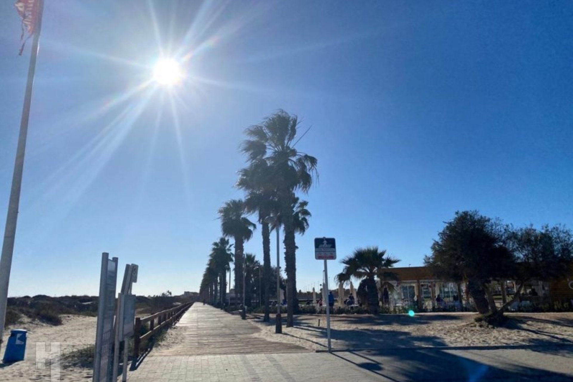 Apartamento en planta baja con 2 dormitorios, terraza y piscina en Pilar de la Horadada