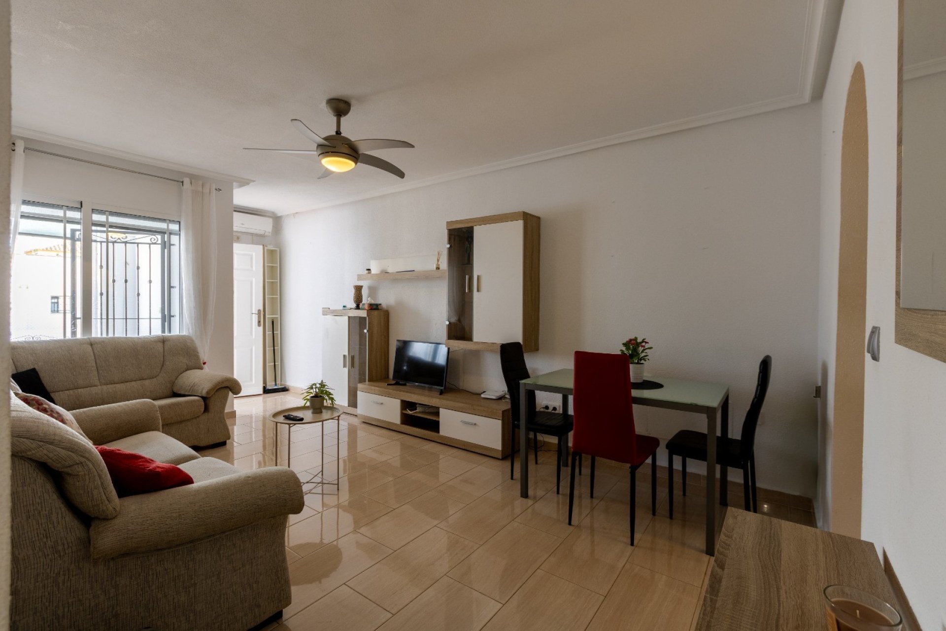 Apartamento en planta baja con 2 dormitorios y piscina cerca de Vistabella Golf