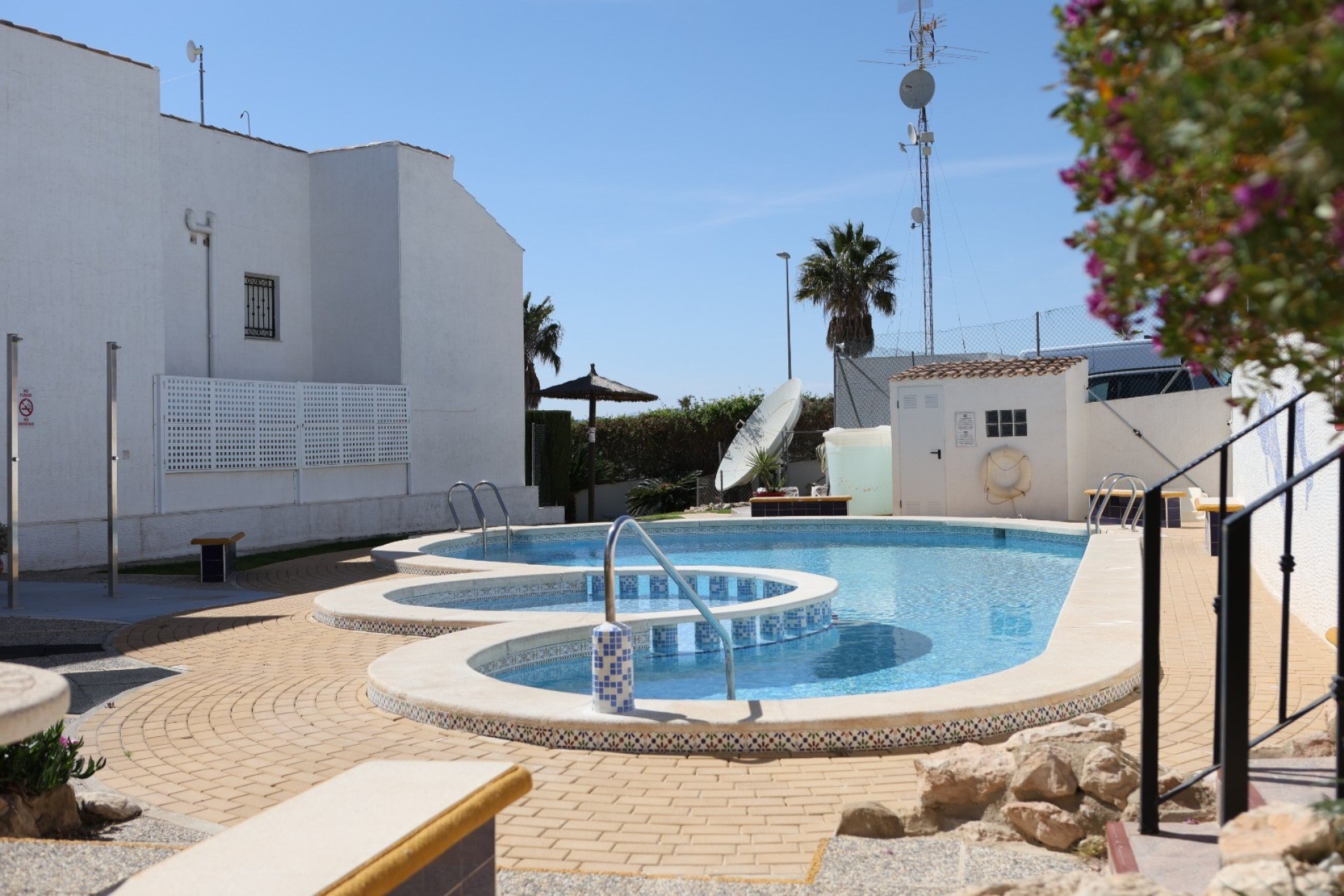 Apartamento en planta baja con 2 dormitorios y piscina cerca de Vistabella Golf