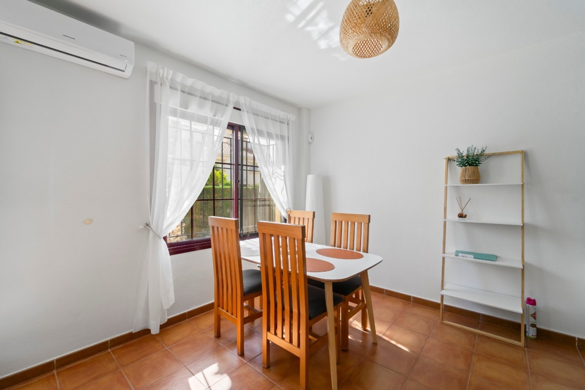 Apartamento en planta baja en Torrevieja con piscina y plaza de aparcamiento