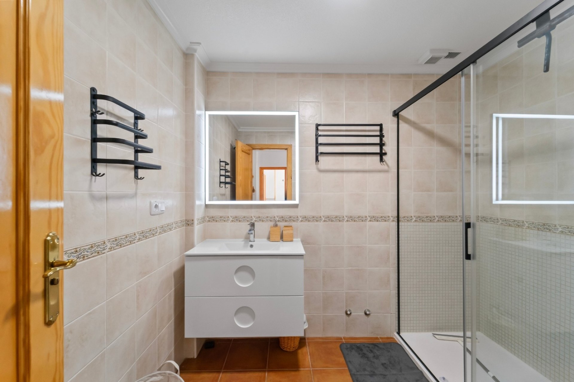 Apartamento en planta baja en Torrevieja con piscina y plaza de aparcamiento