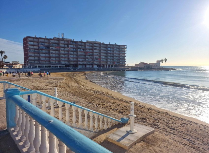 Apartamento en Torrevieja de 3 dormitorios con piscina junto al mar