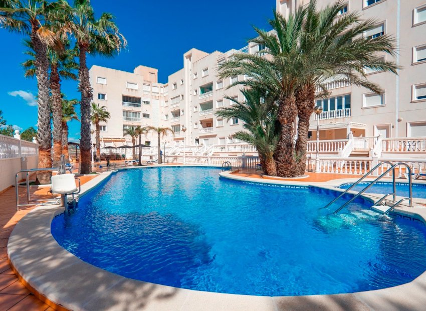 Apartamento luminoso de 2 dormitorios con vistas al mar, piscina y terraza en Guardamar