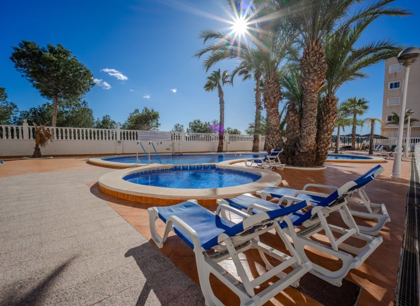 Apartamento luminoso de 2 dormitorios con vistas al mar, piscina y terraza en Guardamar