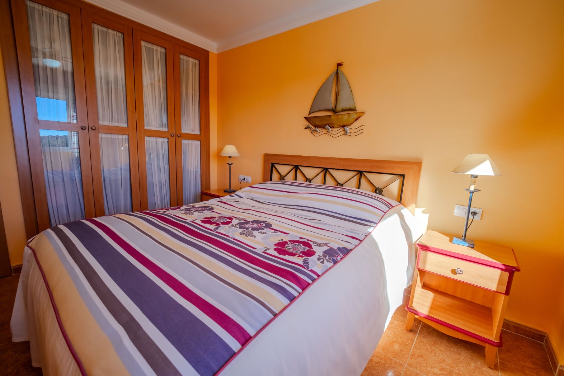 Apartamento luminoso de 2 dormitorios con vistas al mar, piscina y terraza en Guardamar