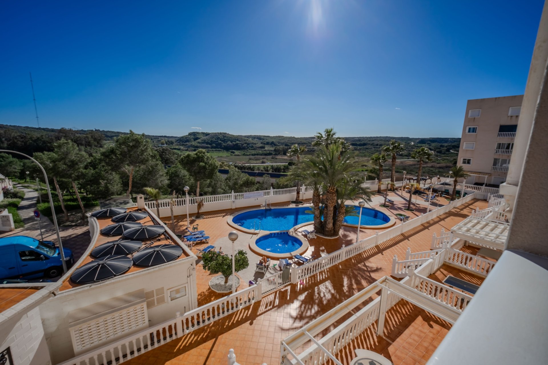 Apartamento luminoso de 2 dormitorios con vistas al mar, piscina y terraza en Guardamar