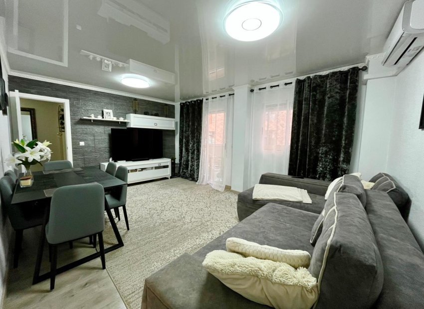Apartamento luminoso y moderno de 4 dormitorios en el centro de Torrevieja, cerca de la playa
