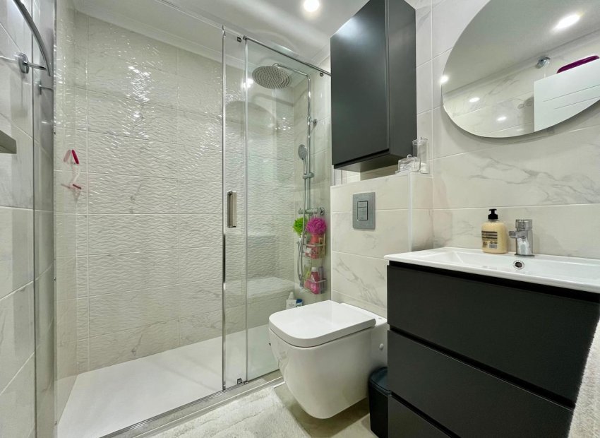 Apartamento luminoso y moderno de 4 dormitorios en el centro de Torrevieja, cerca de la playa