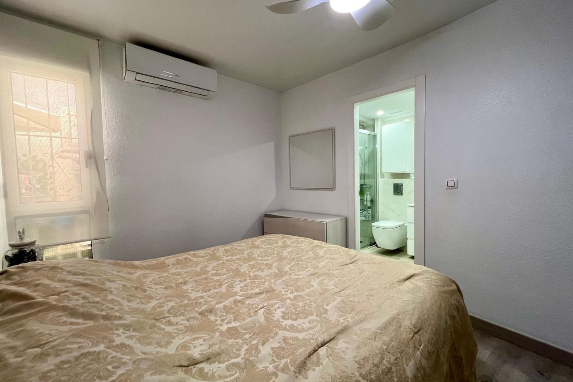 Apartamento luminoso y moderno de 4 dormitorios en el centro de Torrevieja, cerca de la playa