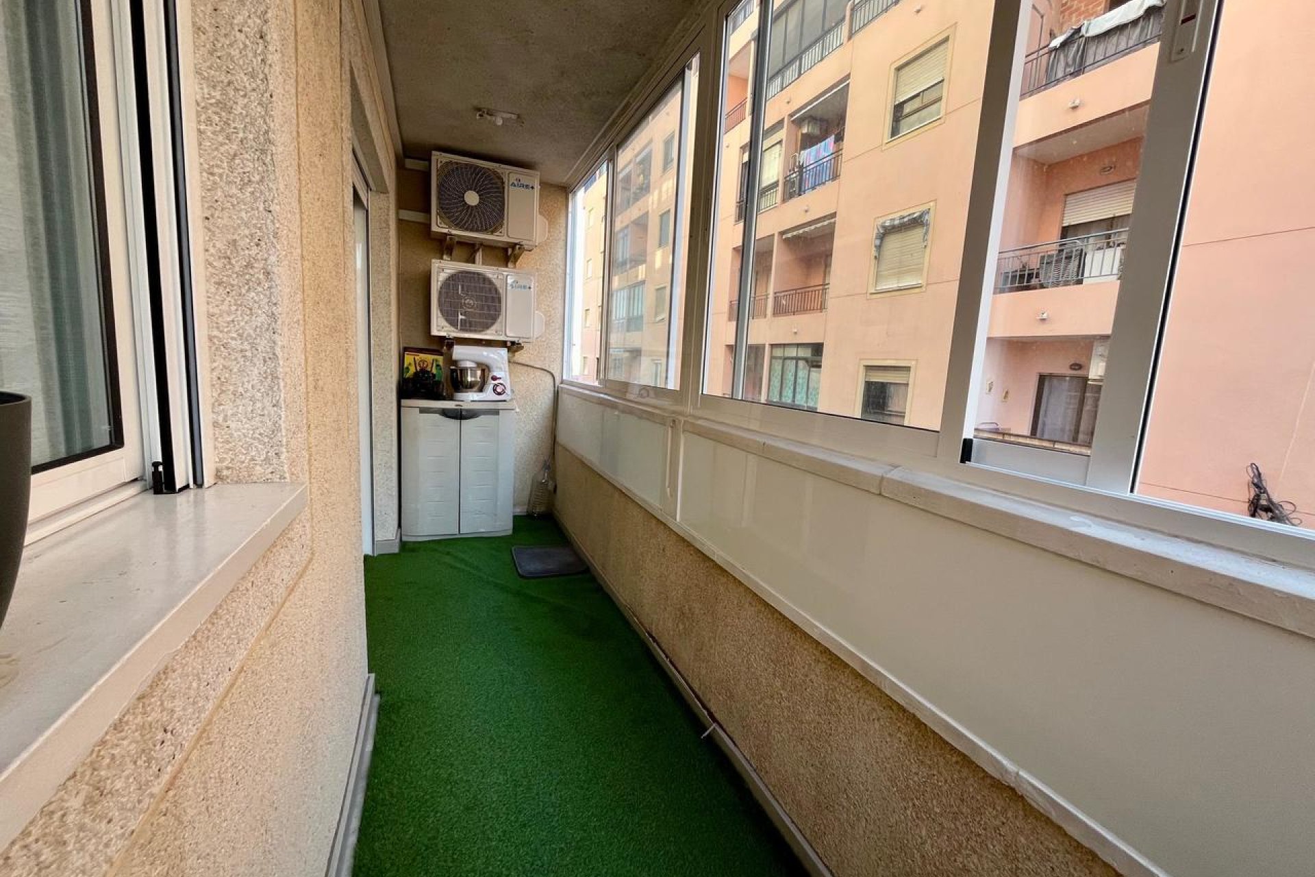 Apartamento luminoso y moderno de 4 dormitorios en el centro de Torrevieja, cerca de la playa