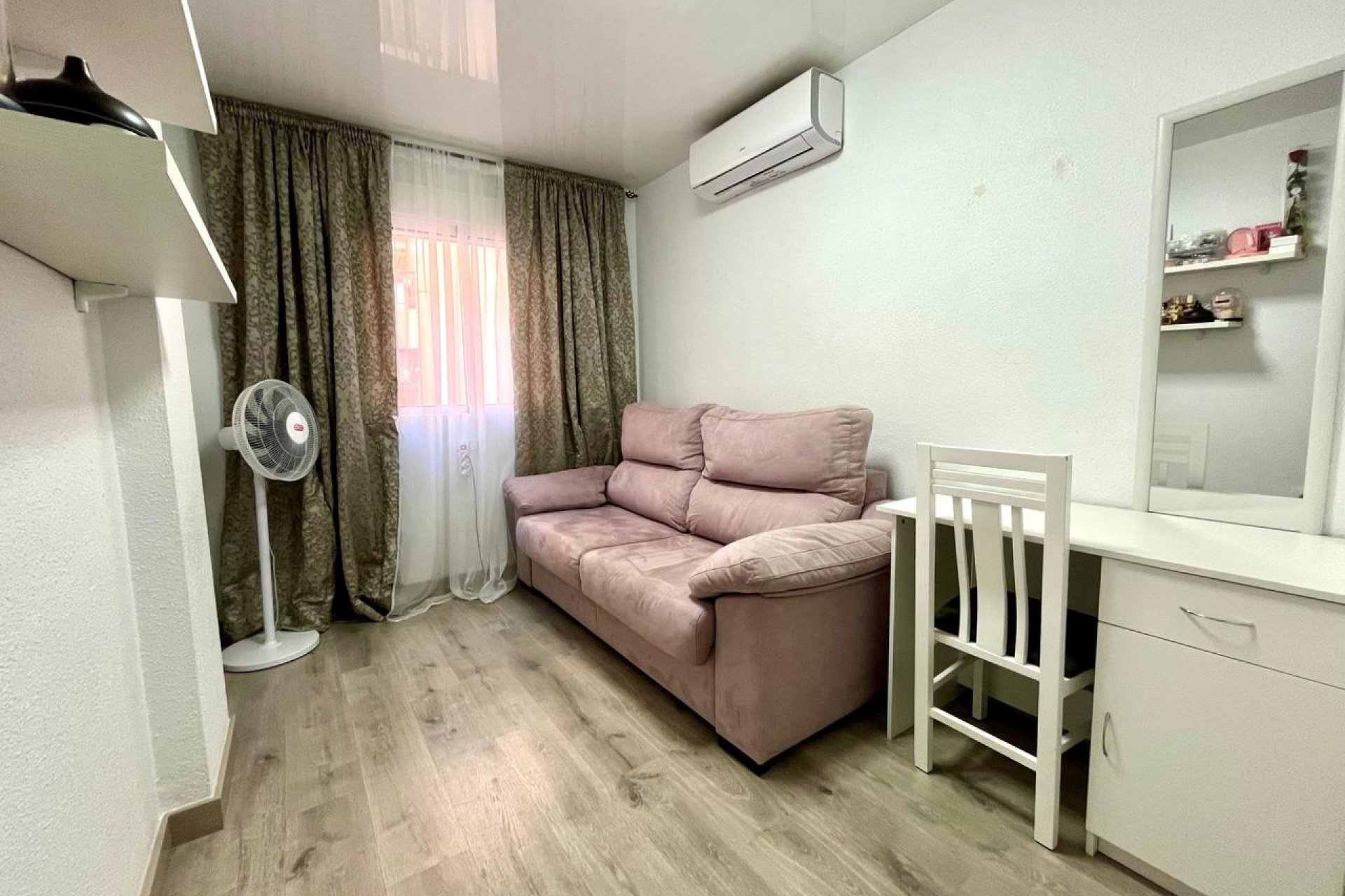Apartamento luminoso y moderno de 4 dormitorios en el centro de Torrevieja, cerca de la playa