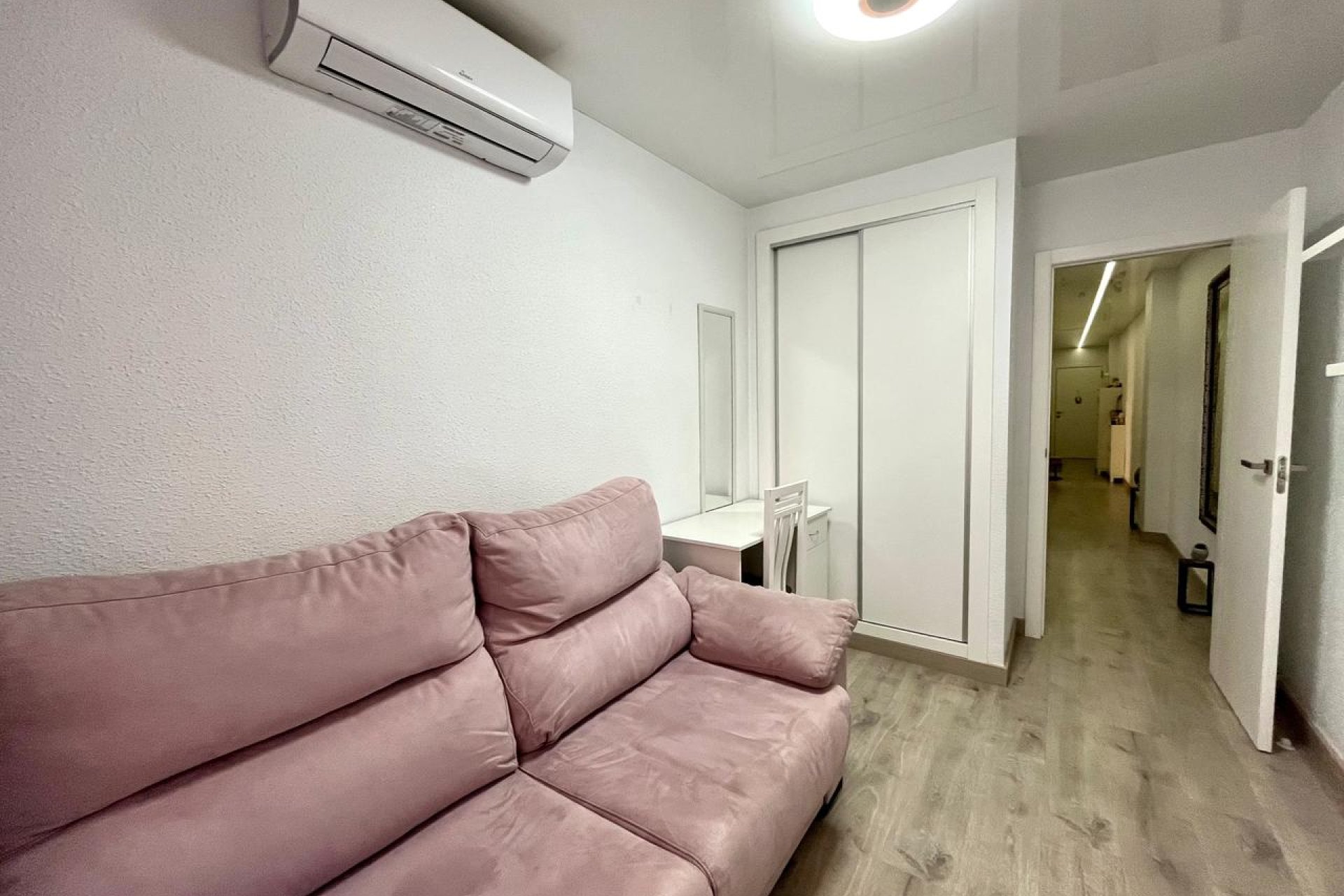 Apartamento luminoso y moderno de 4 dormitorios en el centro de Torrevieja, cerca de la playa