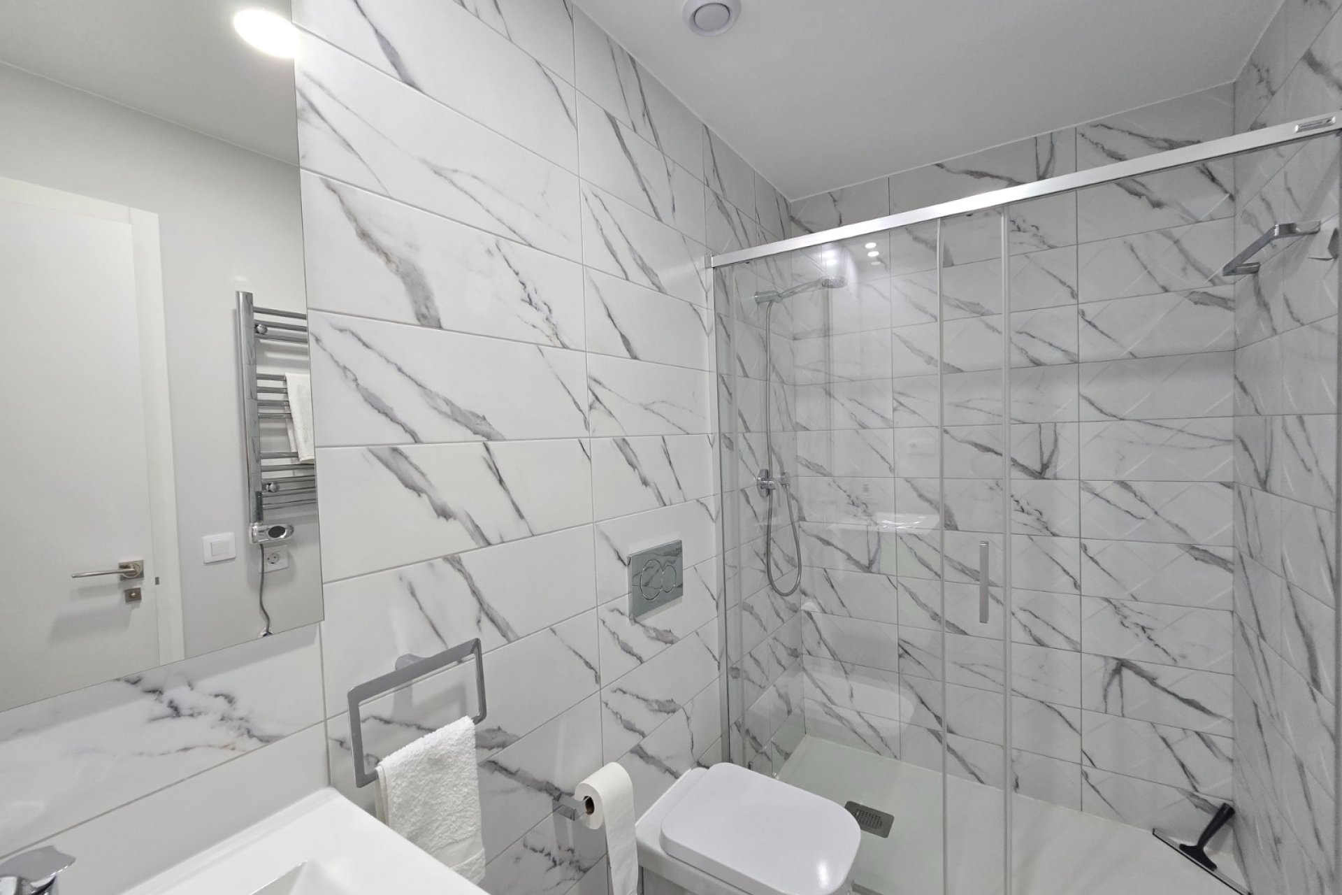 Apartamento moderno de 2 dormitorios con jardín en Villamartín, Orihuela Costa