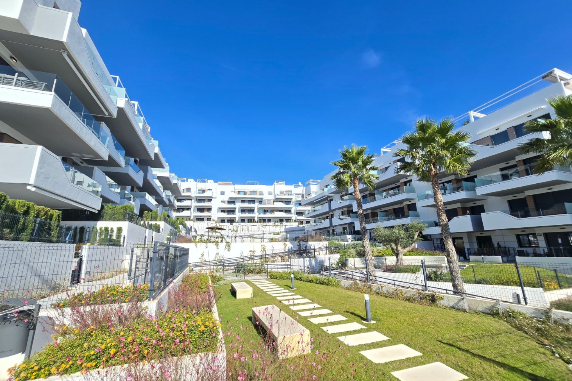Apartamento moderno de 2 dormitorios con jardín en Villamartín, Orihuela Costa
