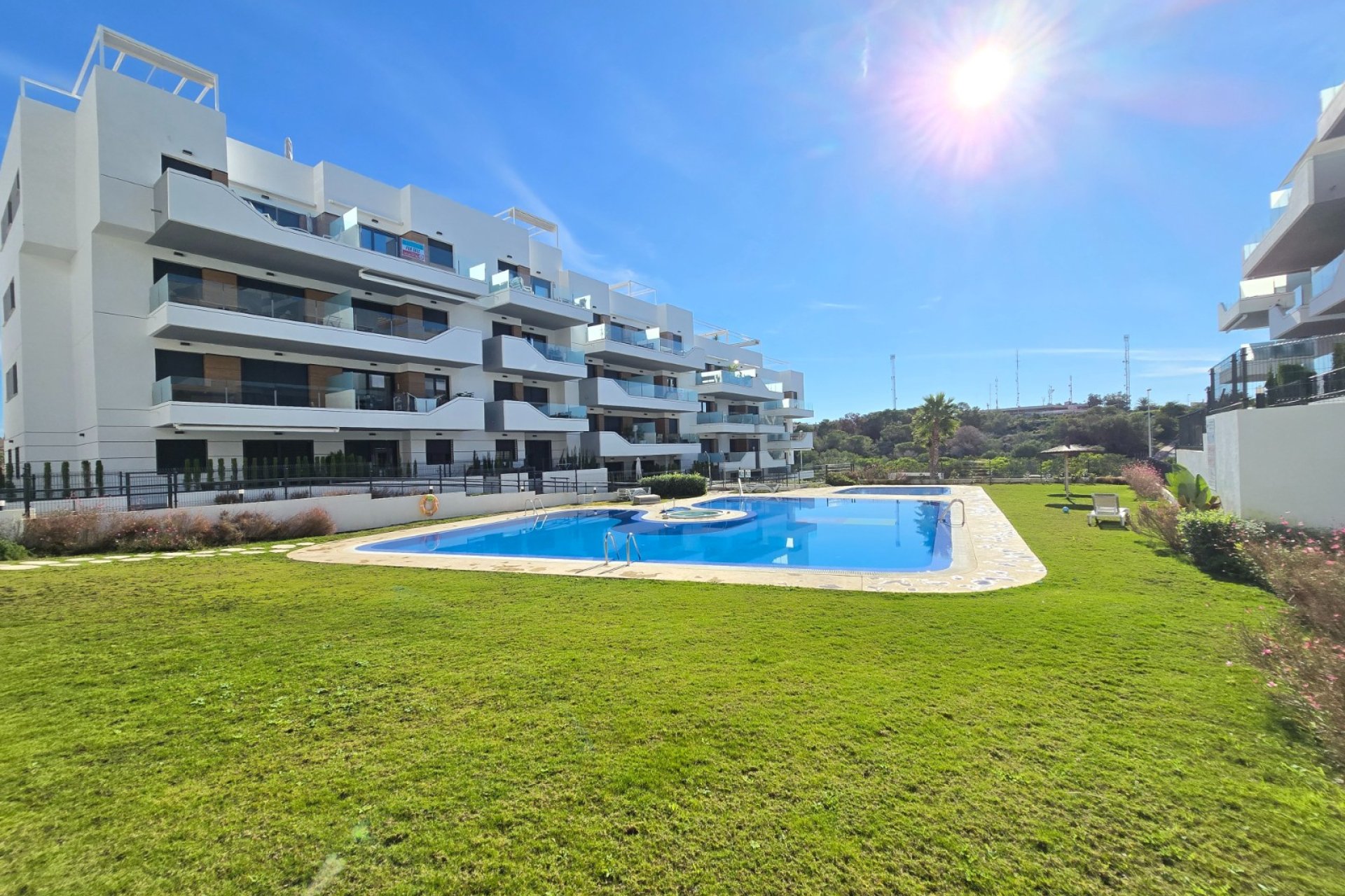 Apartamento moderno de 2 dormitorios con jardín en Villamartín, Orihuela Costa