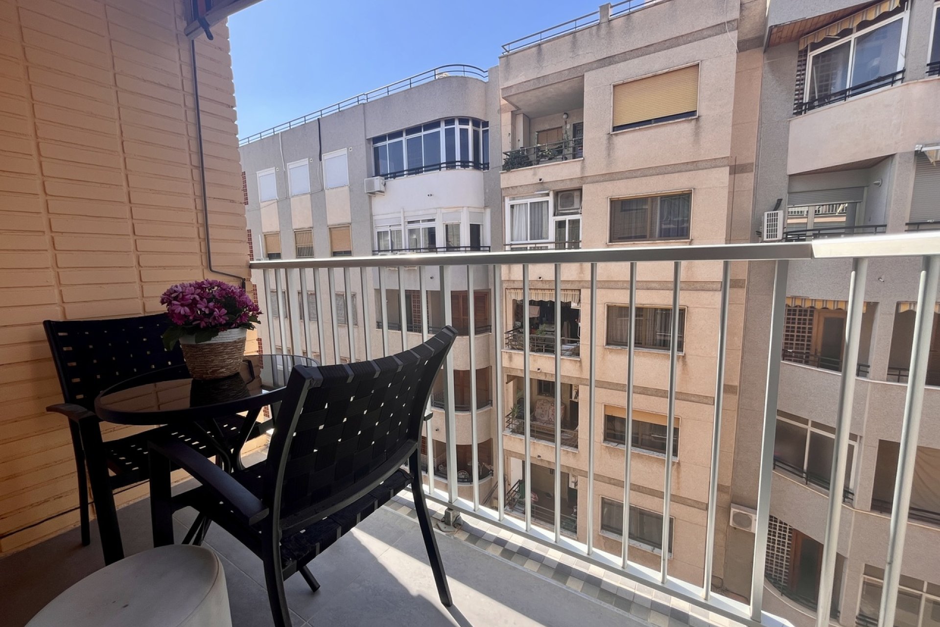 Apartamento moderno de 3 dormitorios con vistas al mar en una ubicación privilegiada en Torrevieja