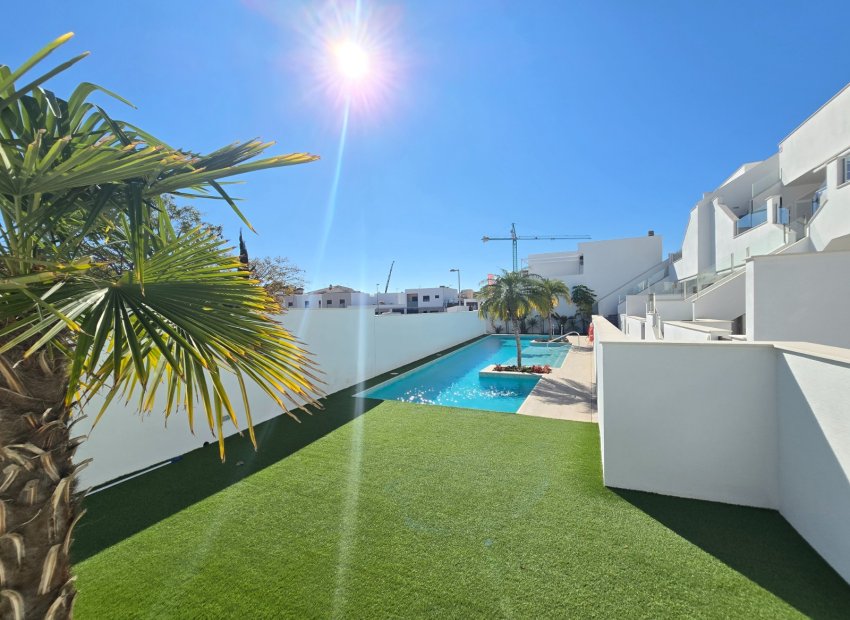 Apartamento moderno de planta baja con 2 dormitorios y piscina en Pilar de la Horadada