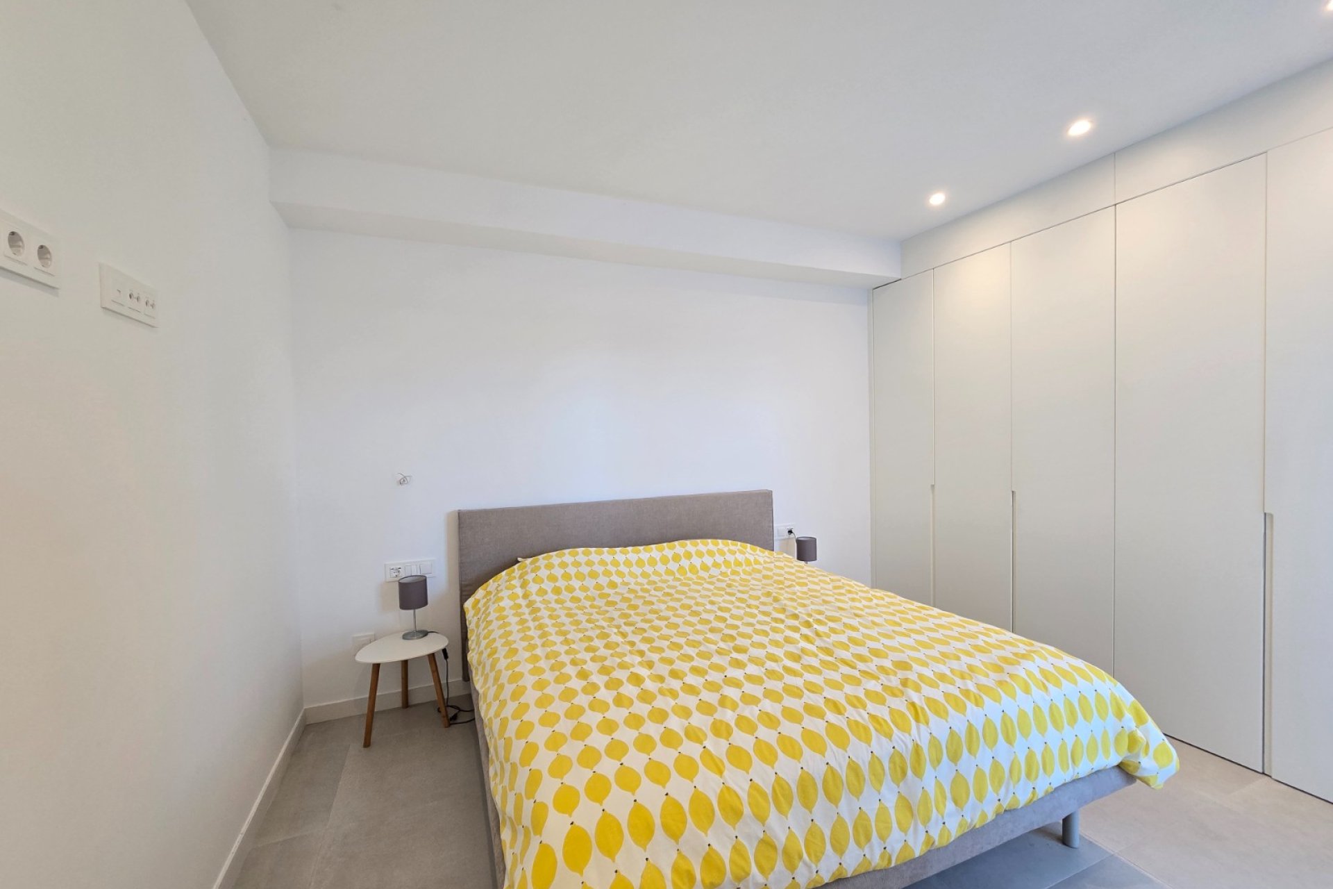 Apartamento moderno de planta baja con 2 dormitorios y piscina en Pilar de la Horadada