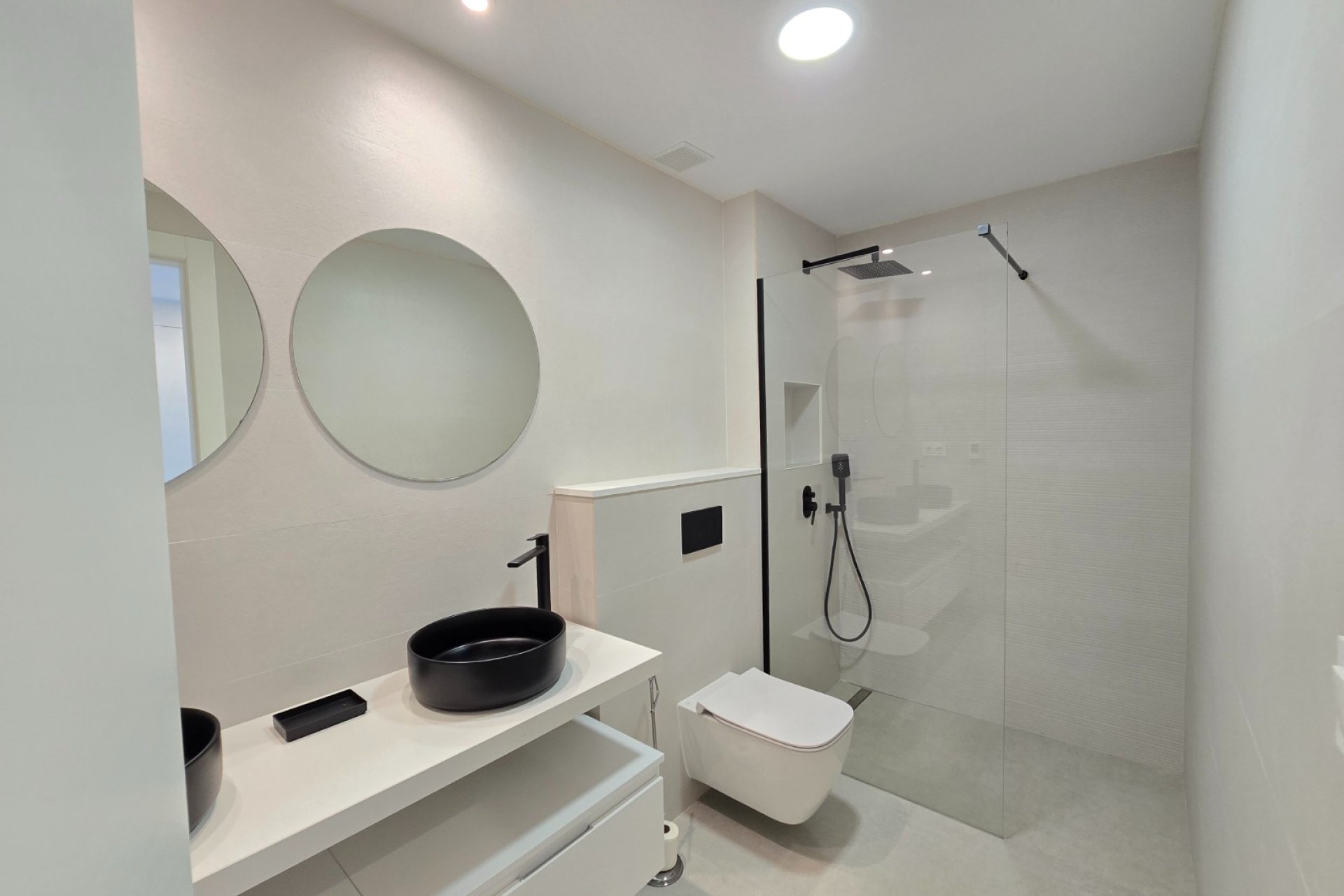 Apartamento moderno de planta baja con 2 dormitorios y piscina en Pilar de la Horadada